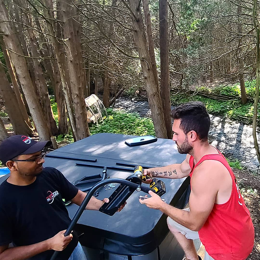 2 guys assembling a lift bar